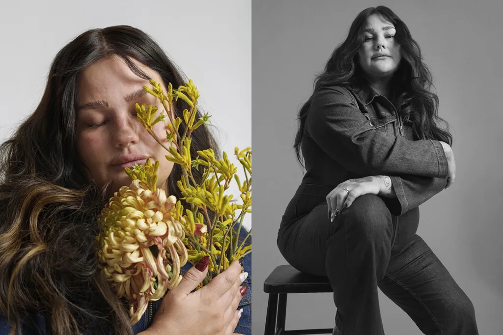 Sara Klang med långt vågigt hår håller gula blommor nära ansiktet med slutna ögon på ett färgfoto; bredvid poserar hon sittande på en pall i ett svartvitt porträtt, klädd i en jeansdräkt.