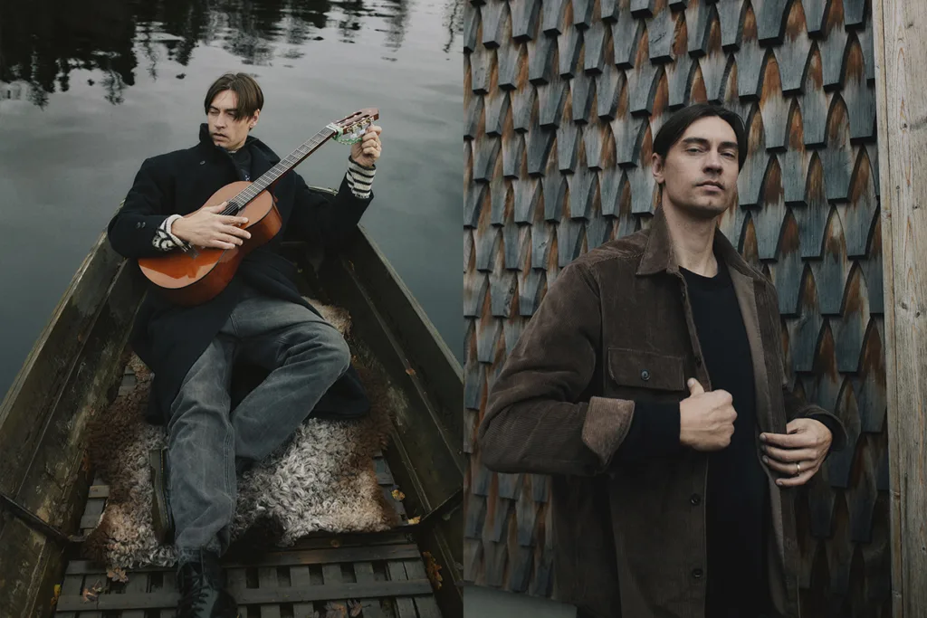 Gustaf Norén med rakt brunt hår sitter i en träbåt på en lugn sjö och spelar gitarr; bredvid honom står han mot en strukturerad trävägg, klädd i en brun jacka och ser självsäkert framåt.
