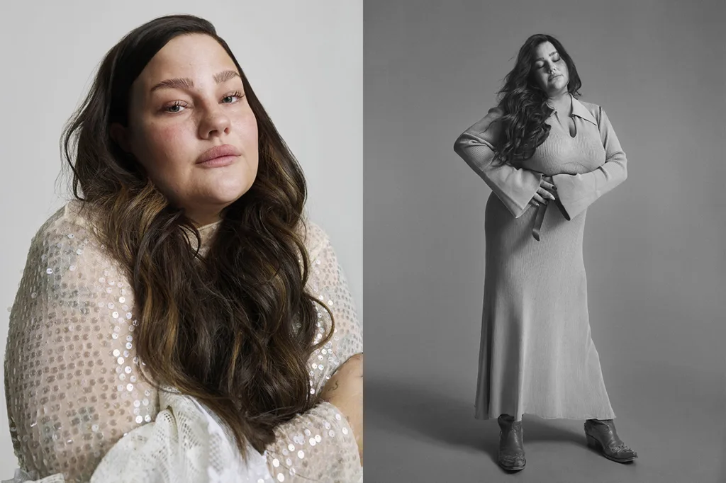 Sara Klang med långt, vågigt brunt hår poserar i två porträtt: till vänster sitter hon iklädd en glittrig, ljus topp, till höger står hon i en lång, ljus klänning och stövlar, med händerna i midjan, i svartvitt.