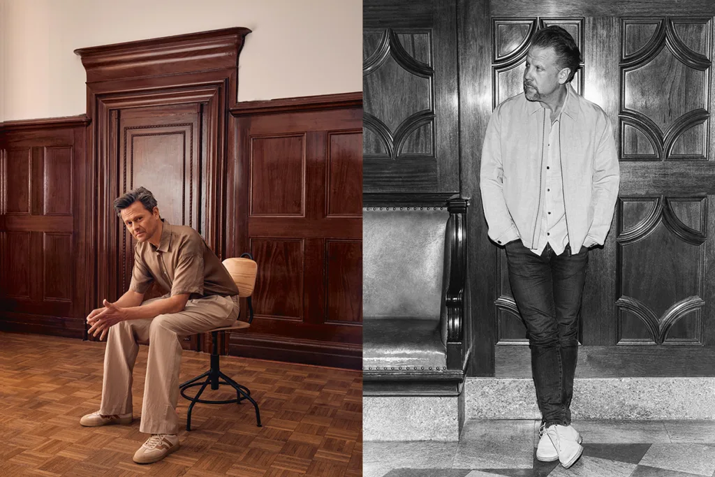 Fredrik sitter på en trästol i ett rum med panel, klädd i solbrända kläder och sneakers (till vänster), Filip står lutad mot en liknande vägg med panel, klädd i ljus skjorta och mörka byxor (till höger, svartvitt foto).