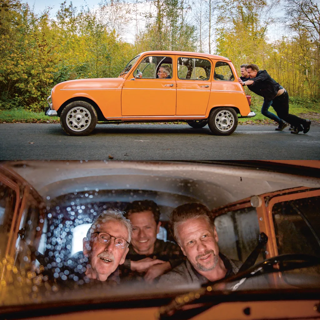 Ett collage visar en orange veteranbil på en väg: i den övre bilden skjuter Filip och Fredrik på bilen medan pappan kör; i den nedre bilden Filip, Fredrik och pappan i bilen, sedda genom vindrutan.