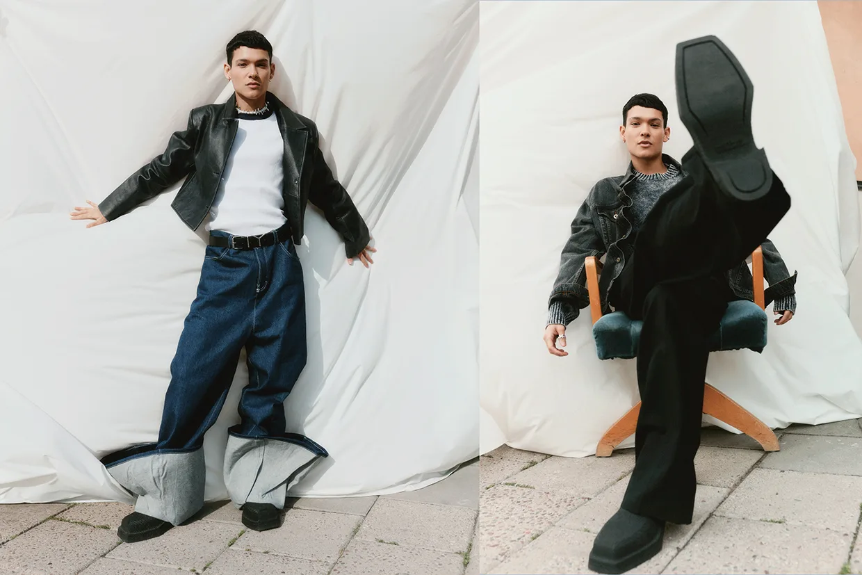 Omar Rudberg visar upp överdimensionerade kläder: till vänster bär han extremt säckiga jeans, en vit skjorta och en svart skinnjacka; till höger sitter han i en stol med ett ben upplyft och visar upp stora svarta byxor och skor.