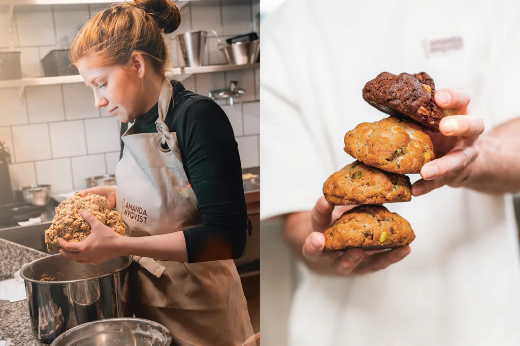 En kvinna i förkläde formar kakdeg i ett kök, medan en person håller i en stapel med fyra bakade kakor med olika smaker och texturer.
