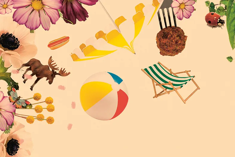 Ett collage med sommarprylar och blommor på en beige bakgrund, med en badboll, solstol, älgfigur, varmkorv, köttbulle på gaffel, nyckelpiga och olika blommor längs kanterna.