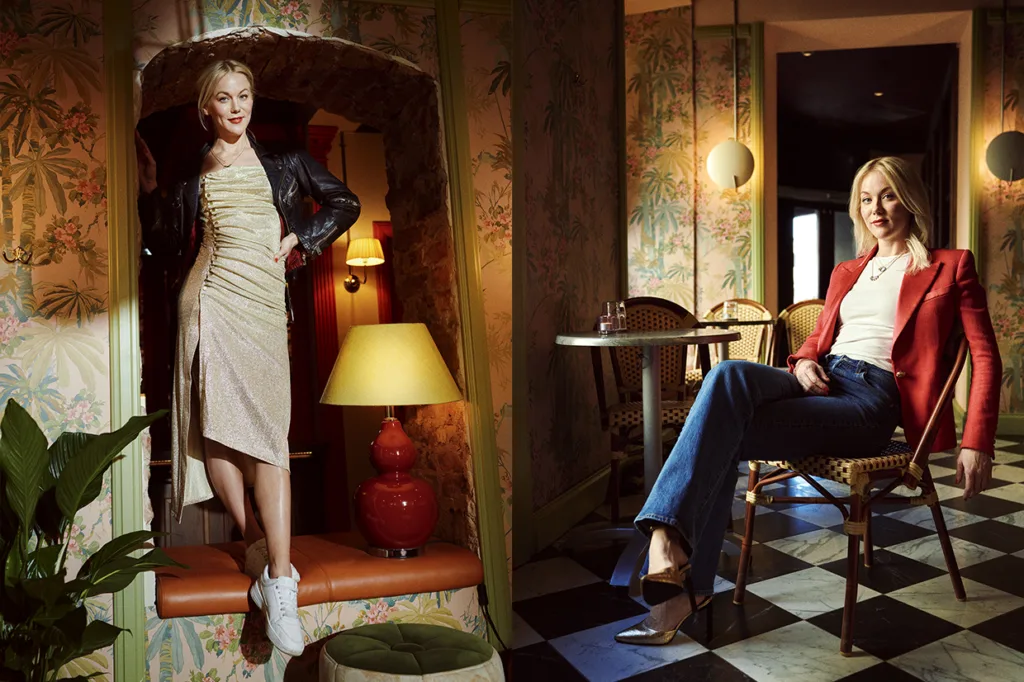 Två bilder: Agnes Lindström Bolmgren poserar i ett elegant rum med retrotema och mönstrad tapet. Agnes Lindström Bolmgren står i en guldfärgad klänning och sneakers, Bilden till höger sitter Agnes Lindström Bolmgren vid ett bord i jeans, klackar och en röd kavaj. Golvet är svart- och vitrutigt.
