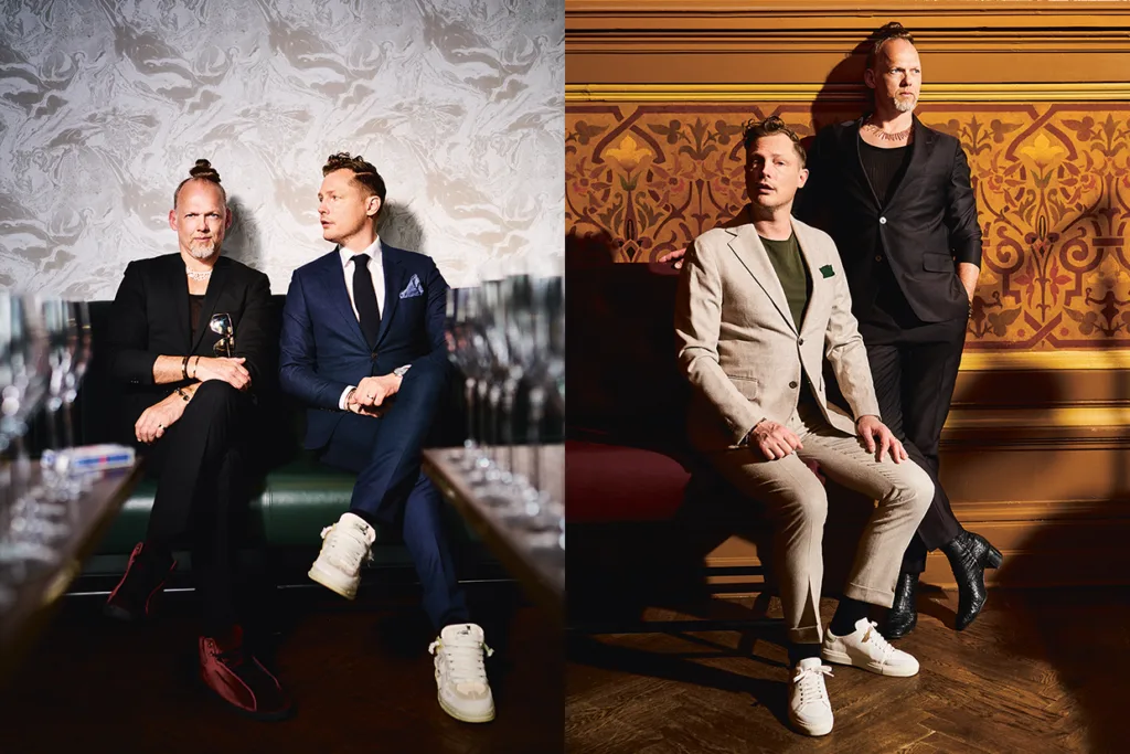 Brynolf & Ljung tillsammans i två olika miljöer: till vänster sitter de på en bänk i formella mörka kostymer; till höger står den ene medan den andre sitter, båda i ljusa och mörka kostymer, i ett rum med utsmyckade tapeter.