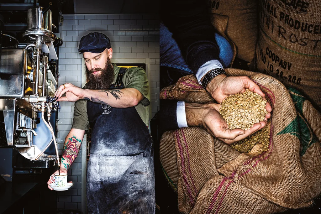 En skäggig barista med tatueringar häller upp kaffe från en maskin, medan ett annat par händer håller råa kaffebönor över en säck i säckväv, vilket belyser både kaffeberedning och råa ingredienser.