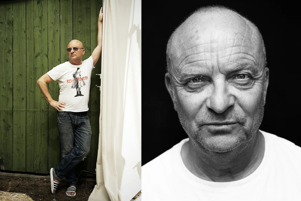 Vänster: En skallig Jonas Gardell i glasögon, vit t-shirt, jeans och randiga sandaler lutar sig mot en grön trävägg. Till höger: Närbildsporträtt av Jonas Gardell med allvarlig min som tittar rakt in i kameran.