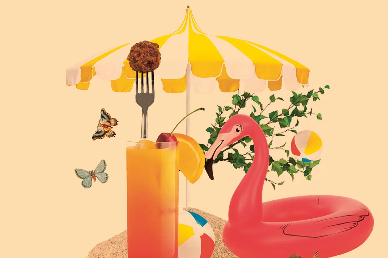 En färgglad scen med ett gult och vitt parasoll, en drink med fruktgarnering, en gaffel med en köttbulle, fjärilar, en badboll, grönska och en rosa flamingo som flyter på sand, allt mot en beige bakgrund.