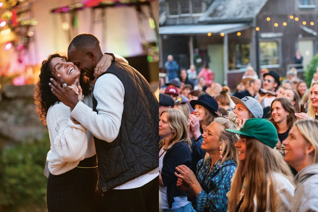 Ett par omfamnar varandra och ler på vänster sida, medan en stor folkmassa tittar på och jublar utomhus på höger sida, vilket tyder på en glad händelse eller festival.