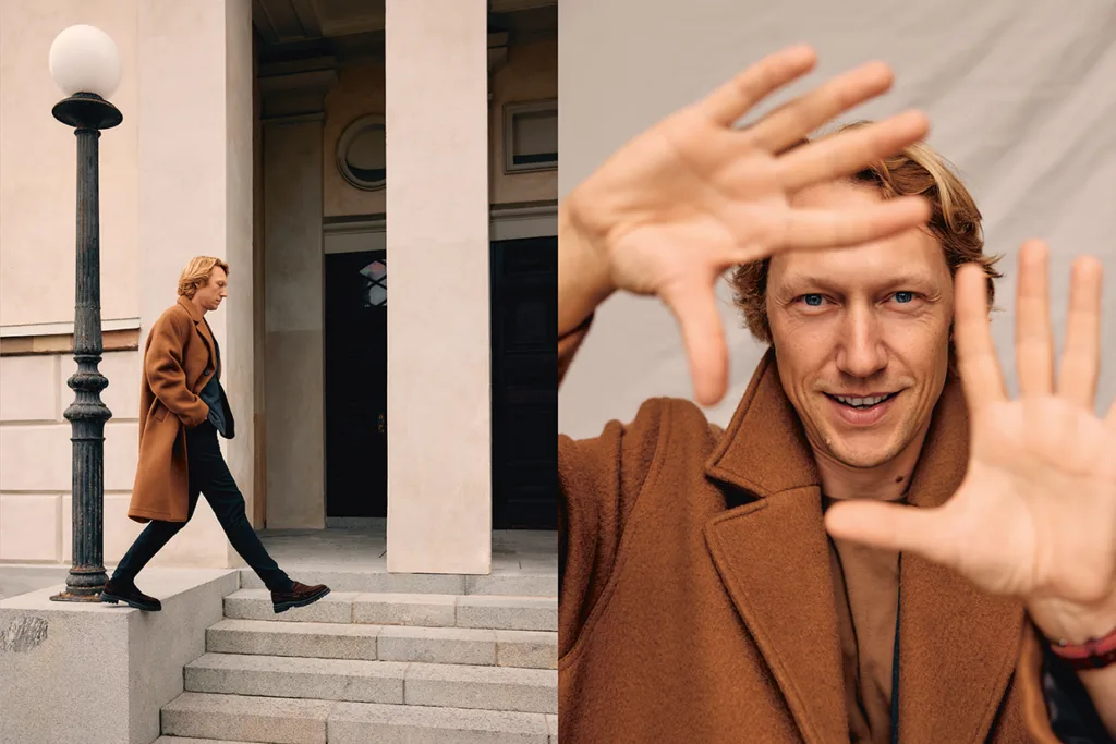 Delad bild: Till vänster går Simon J. Berger i brun rock nedför en stentrappa bredvid en lyktstolpe. Till höger ler han och håller upp sina händer mot kameran och ramar in sitt ansikte med fingrarna.
