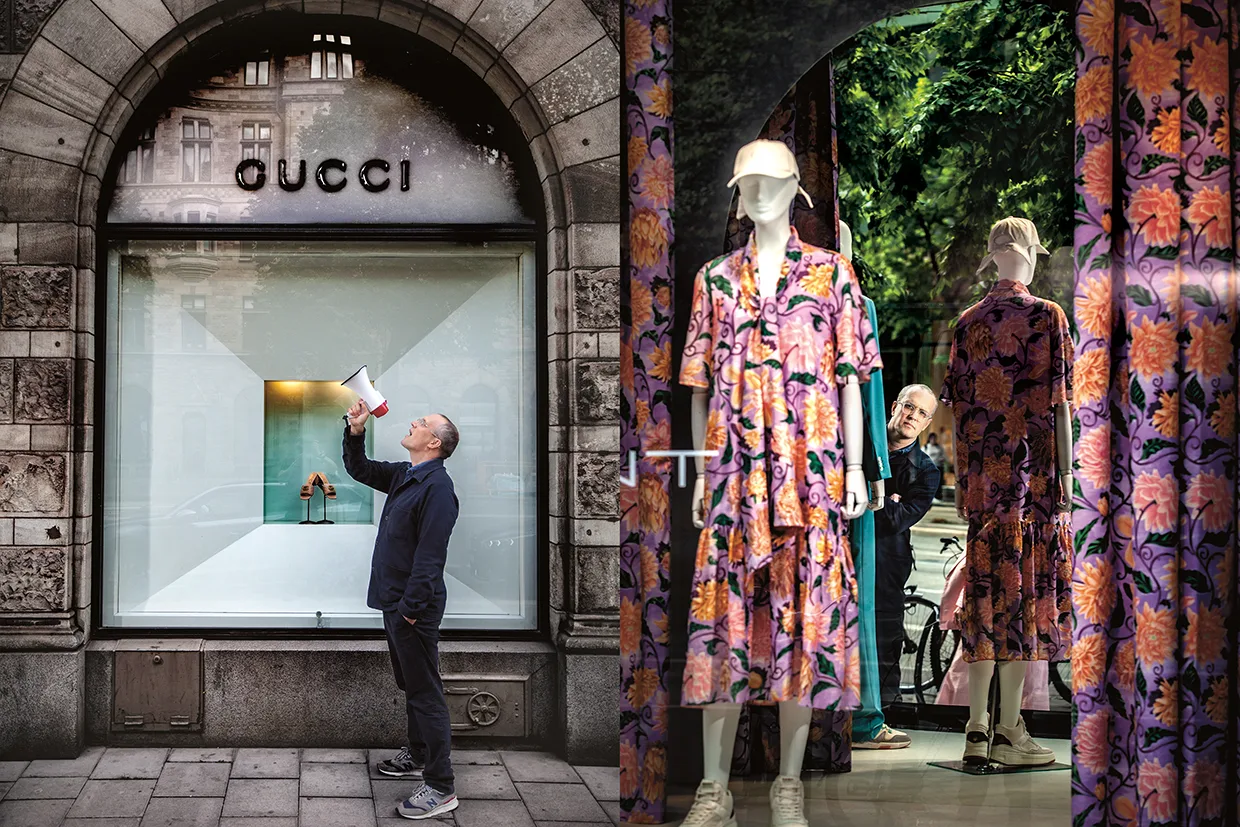 Bilden är uppdelad i två delar: Till vänster står en man med en megafon utanför ett skyltfönster i en Gucci-butik. Till höger syns två skyltdockor i blommiga klänningar och två personer som kikar in genom fönstret.
