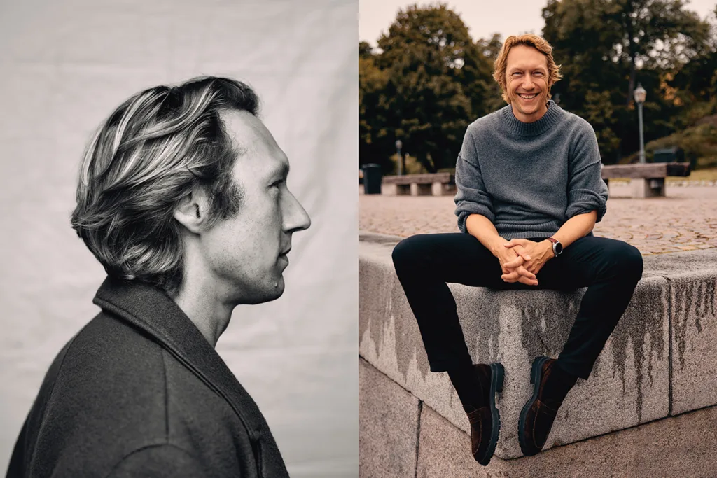 En delad bild: vänster sida visar Simon J. Berger i profil som blickar framåt i svartvitt; höger sida visar honom utomhus i färg, sittande på en stenavsats, leende med knäppta händer, träd i bakgrunden.