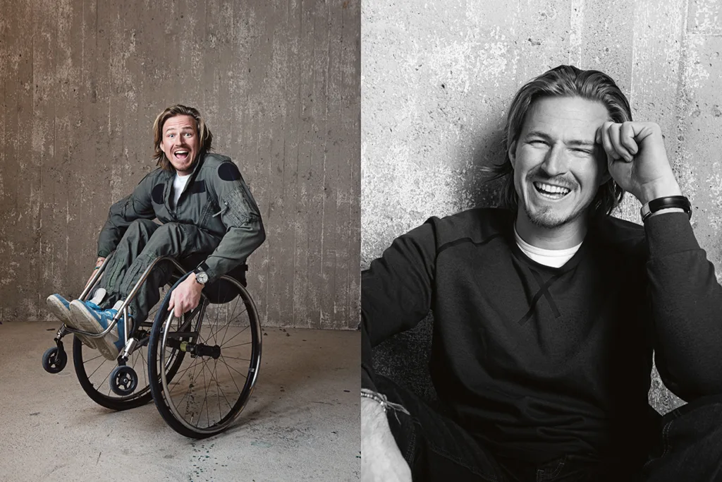 Delad bild: Till vänster sitter en man med långt hår i rullstol och ler stort iklädd en jumpsuit. Till höger syns ett svartvitt foto där samma man skrattar och sitter mot en strukturerad vägg.