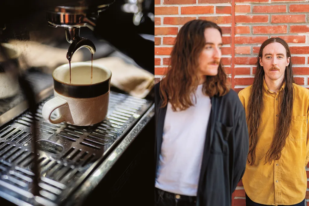 En delad bild: till vänster hälls kaffe från en espressomaskin i en keramikkopp; till höger står två långhåriga män framför en röd tegelvägg, den ene i gul skjorta, den andre i mörka kläder, båda oskarpa.