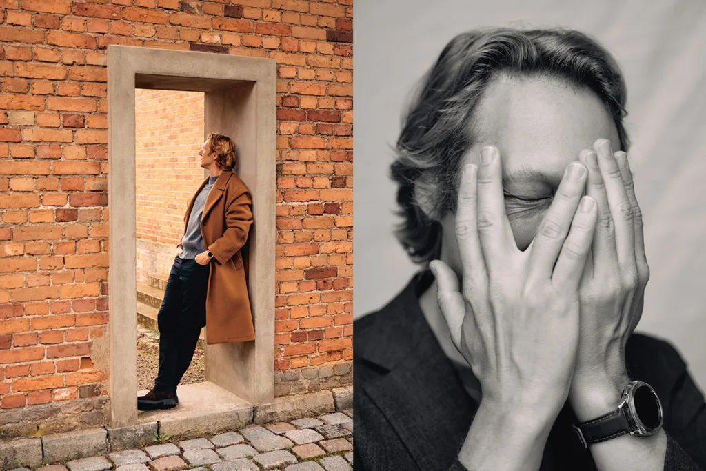 Bilder sida vid sida: till vänster, Simon J. Berger i lång brun rock lutar sig mot en liten tegeldörr och tittar upp; till höger, en svartvit närbild av Simon J. Berger som täcker sitt ansikte med båda händerna.