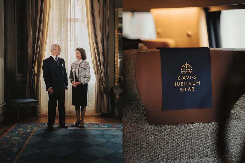 Kungen och drottningen står tillsammans i ett stort rum med höga gardiner. Bredvid dem, i närbild av en stol, syns ett omslag med texten C-XVI-G JUBILEUM 50 ÅR och en krona ovanför texten.