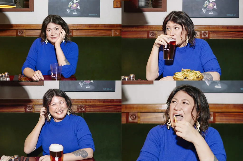 Ina Lundström i blå tröja sitter i ett restaurangbås, ler, dricker en mörk dryck och äter pommes frites, avbildad i fyra olika poser.