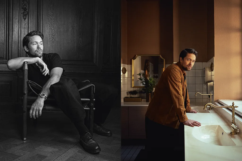 En delad bild visar Jakob Oftebro som sitter i en stol i ett mörkt rum med träpanel till vänster och står vid ett handfat i ett varmt upplyst, elegant badrum till höger.