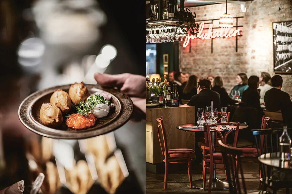 Till vänster syns en närbild av en förrättstallrik med tre kroketter och garnityr; till höger äter människor i en mysig restaurang med röda stolar och en neonskylt på en synlig tegelvägg.