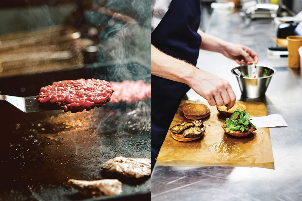 Vänster: Rå hamburgerbiff som tillagas på en het grill. Till höger: Person som sätter ihop hamburgare med grillade grönsaker och färska grönsaker på en köksbänk med pergamentpapper.