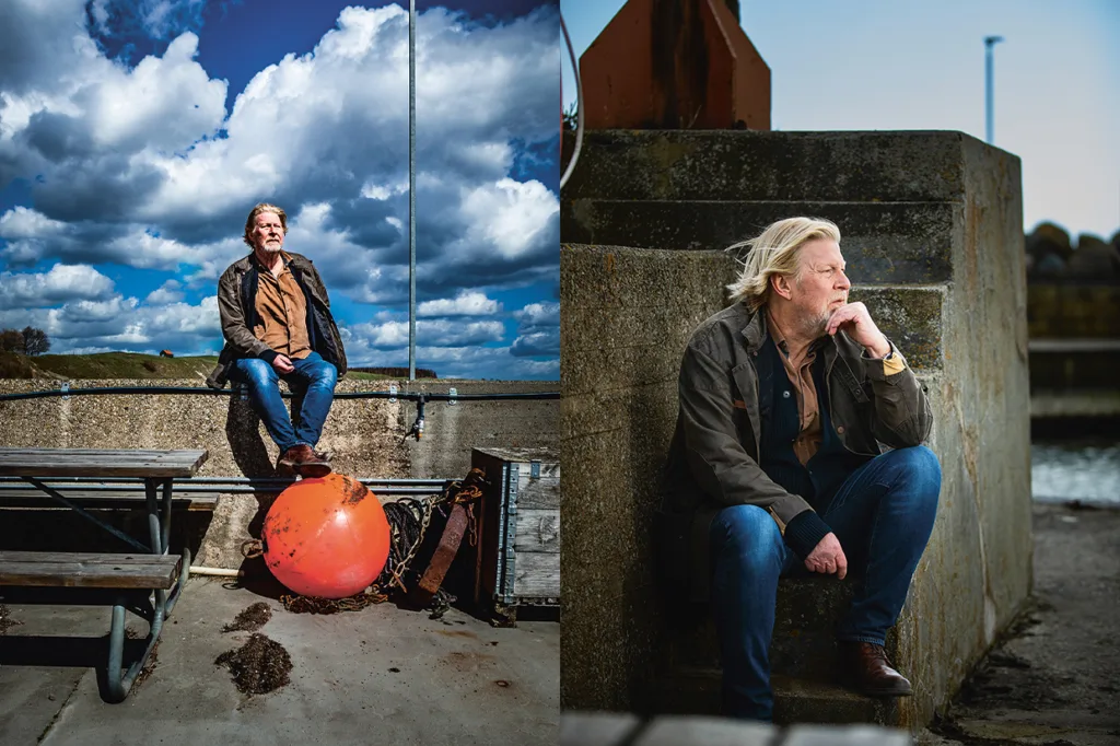 Rolf Lassgård med blont hår och skägg sitter utomhus i två bilder: till vänster sitter han på en orange boj nära en bänk med moln ovanför; till höger sitter han på en stentrappa vid vattnet och ser eftertänksam ut.