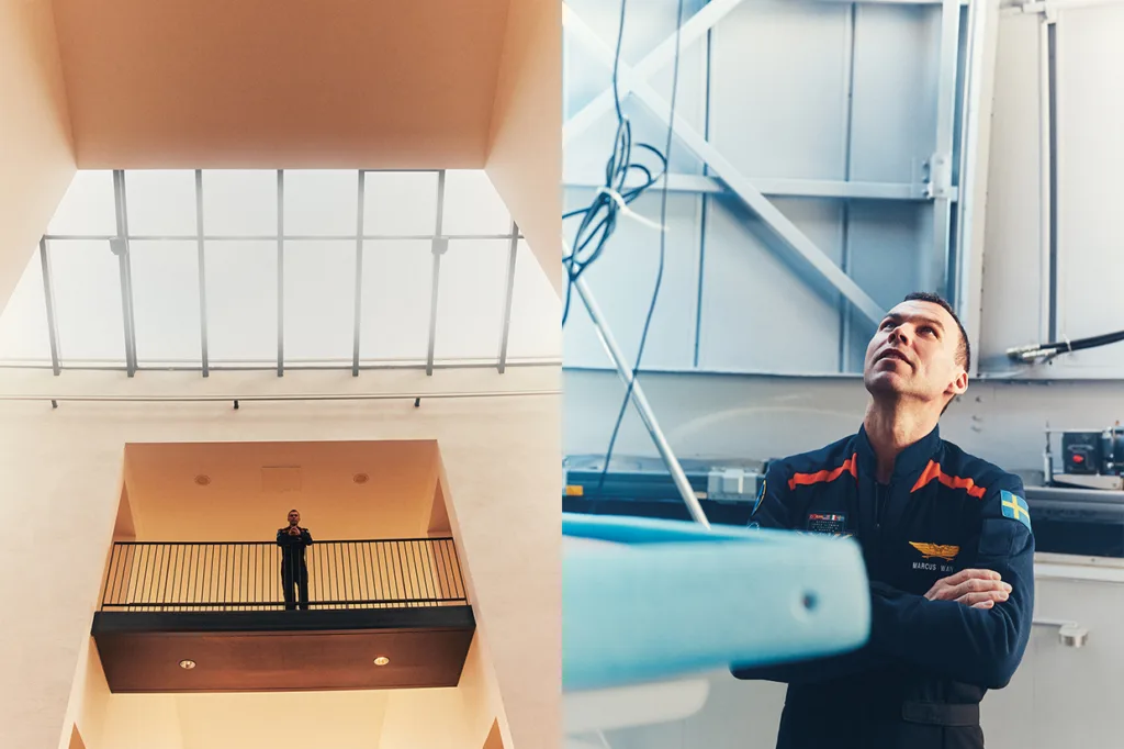 En delad bild visar till vänster Marcus Wandt som står på en balkong inomhus och till höger Marcus Wandt i mörk uniform med en svensk flagglapp som tittar uppåt i en starkt upplyst industrilokal.