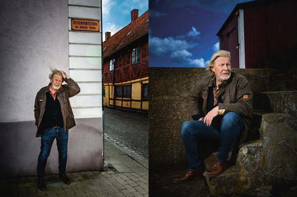 Rolf Lassgård med grått hår och skägg, klädd i brun jacka och jeans, står vid ett gathörn på den ena bilden och sitter på en stentrappa utomhus under en molnig himmel på den andra.