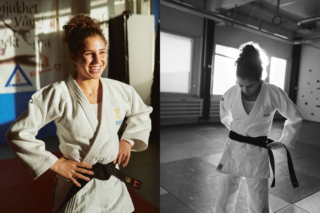 Tara Babulfath i vit judodräkt och svart bälte visas i två bilder: till vänster ler hon med händerna på höfterna; till höger tittar hon ner och justerar sitt bälte i en solbelyst dojo.