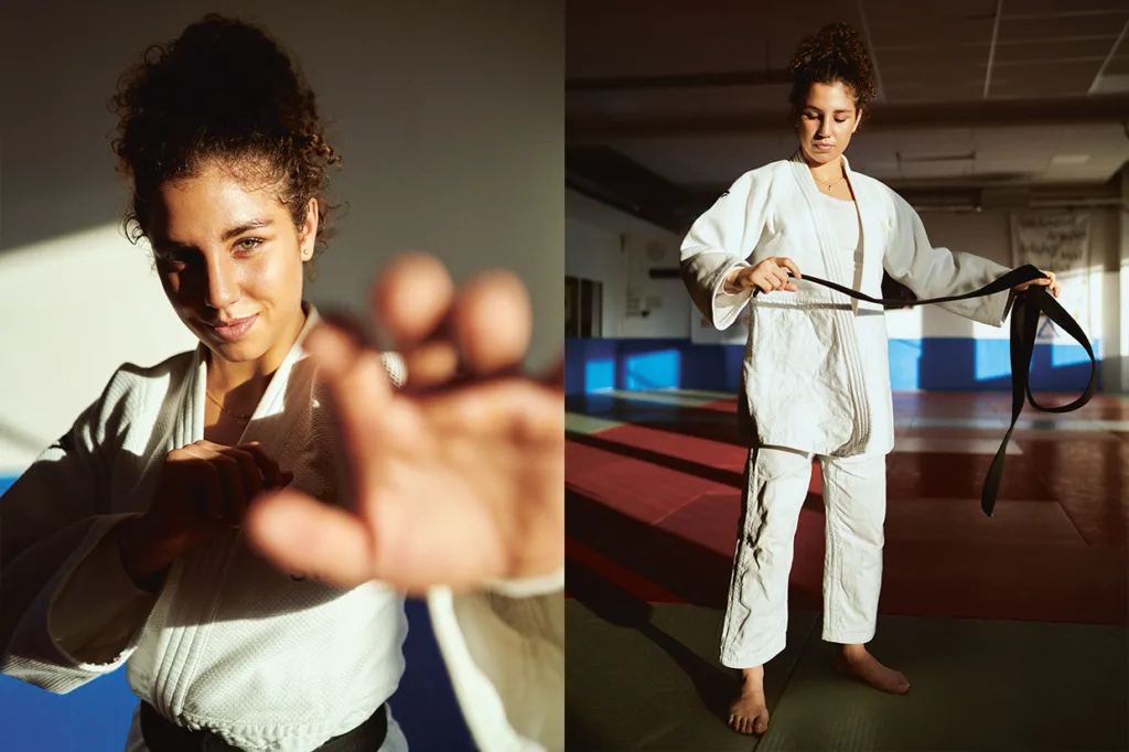 Delad bild: Till vänster poserar Tara Babulfath i vit judogi med handen utsträckt mot kameran. Till höger står hon barfota på en matta och knyter ett svart bälte runt midjan i en solbelyst dojo.