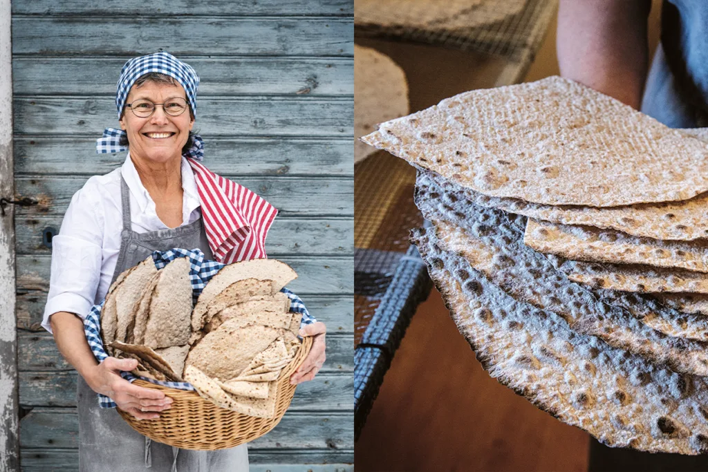 En leende kvinna i förkläde och huvudduk håller i en korg fylld med knäckebröd. Bredvid henne syns i närbild en stapel av de tunna, rustika knäckebröden, vilket framhäver deras grova textur.