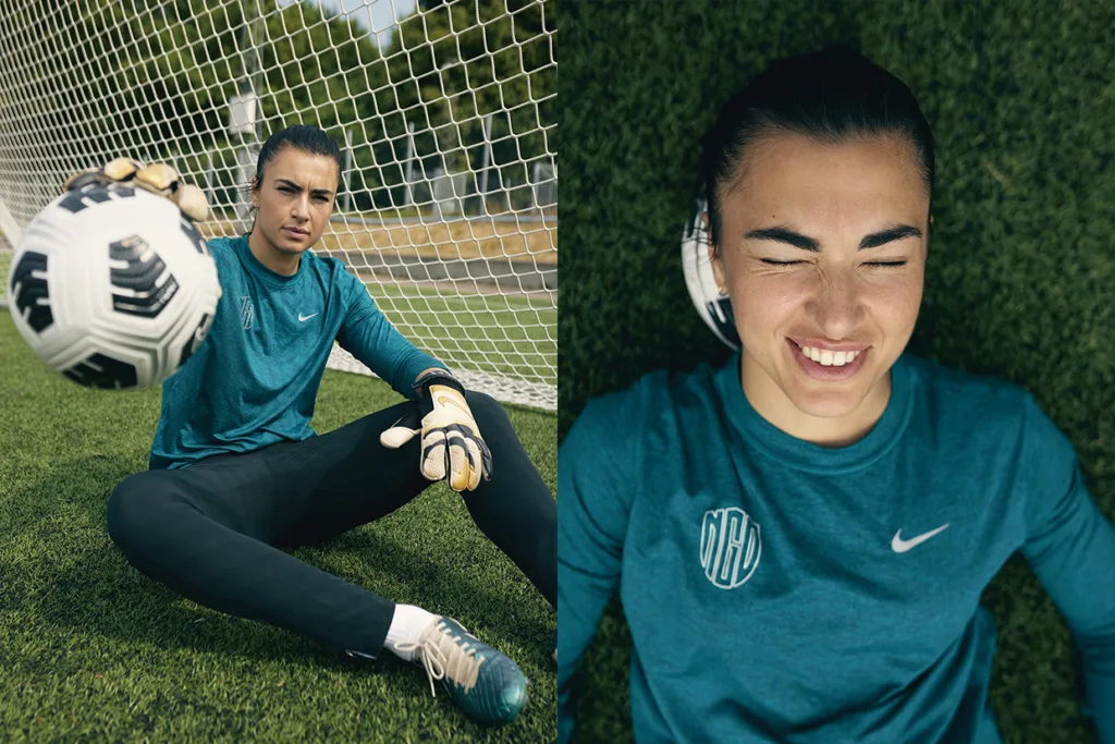 Zećira Mušović i blå tröja sitter på planen och håller i en fotboll, och i en andra bild ler hon med slutna ögon medan hon ligger på gräset med huvudet vilande på bollen.