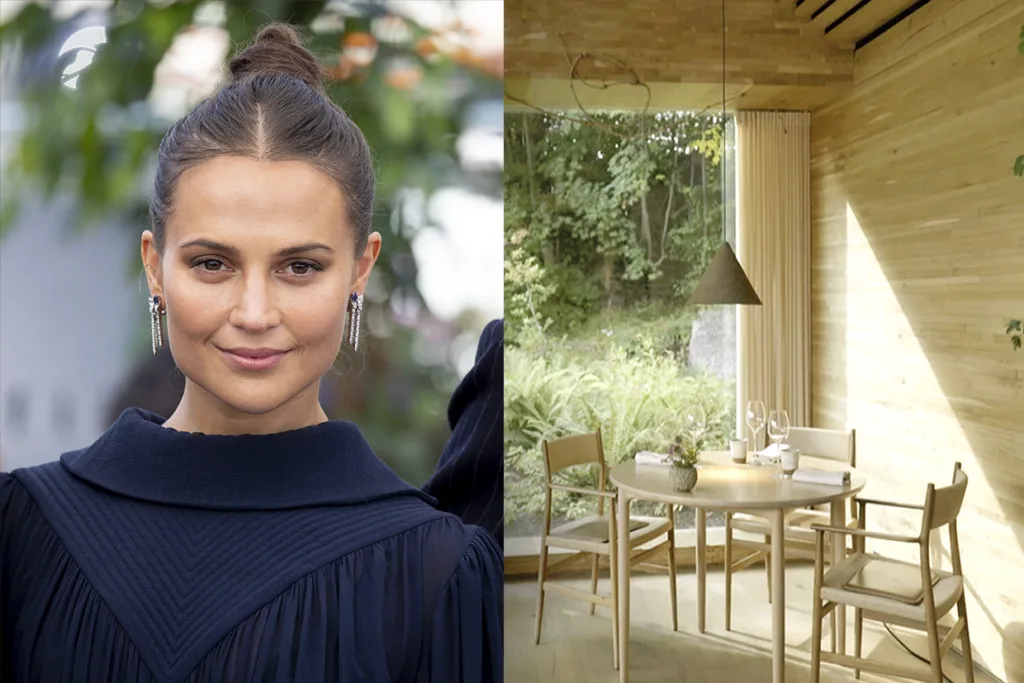 Vänster: Alicia Vikander med brunt hår i knut, hängande örhängen och en plisserad svart klänning tittar in i kameran. Till höger: En solbelyst matplats med ett runt bord, fyra stolar, träväggar och ett stort fönster med utsikt över trädgården.
