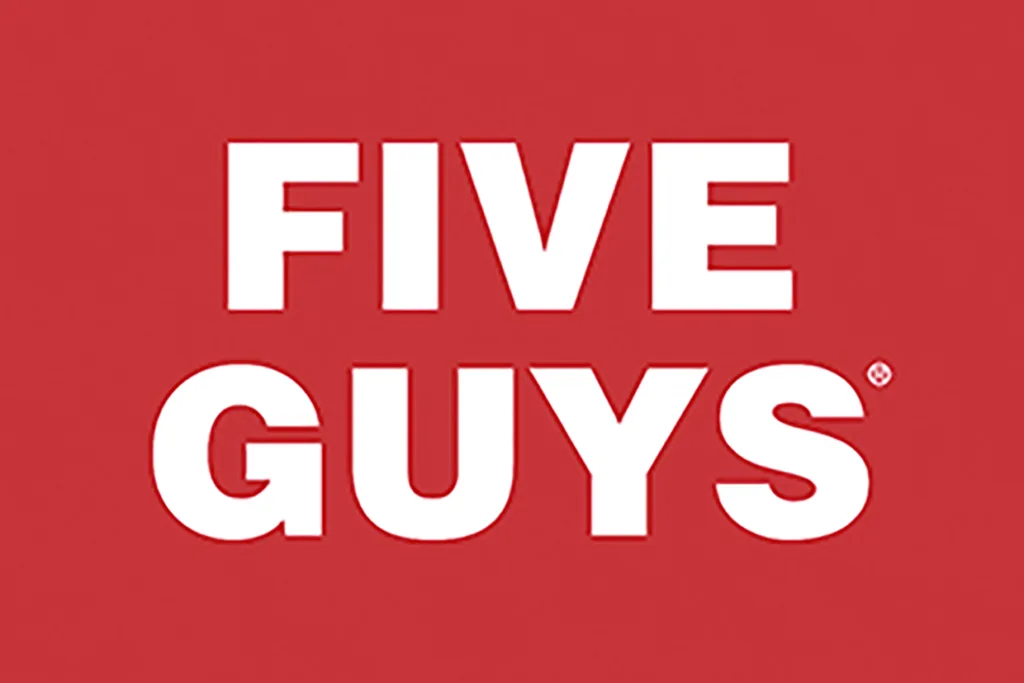 Bilden visar FIVE GUYS logotyp i feta vita versaler centrerad på en röd bakgrund.