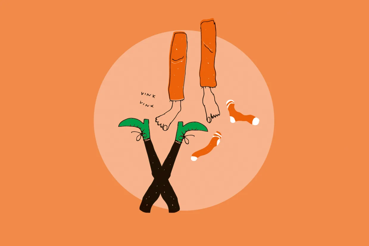 Illustration av fötter i luften ovanför ett par korslagda, gröna skor och orange strumpor på en orange bakgrund, vilket antyder att någon har hoppat ur skorna och strumporna.