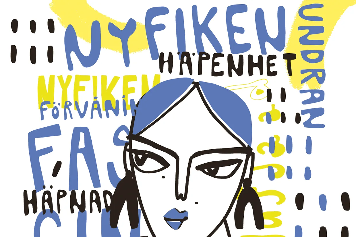 Illustration av ett stiliserat ansikte med svart hår och blå accenter, omgivet av svenska ord i blått, gult och svart typsnitt, inklusive NYFIKEN, HÄPENHET, UNDRA och FÖRVÅNING på en vit bakgrund.
