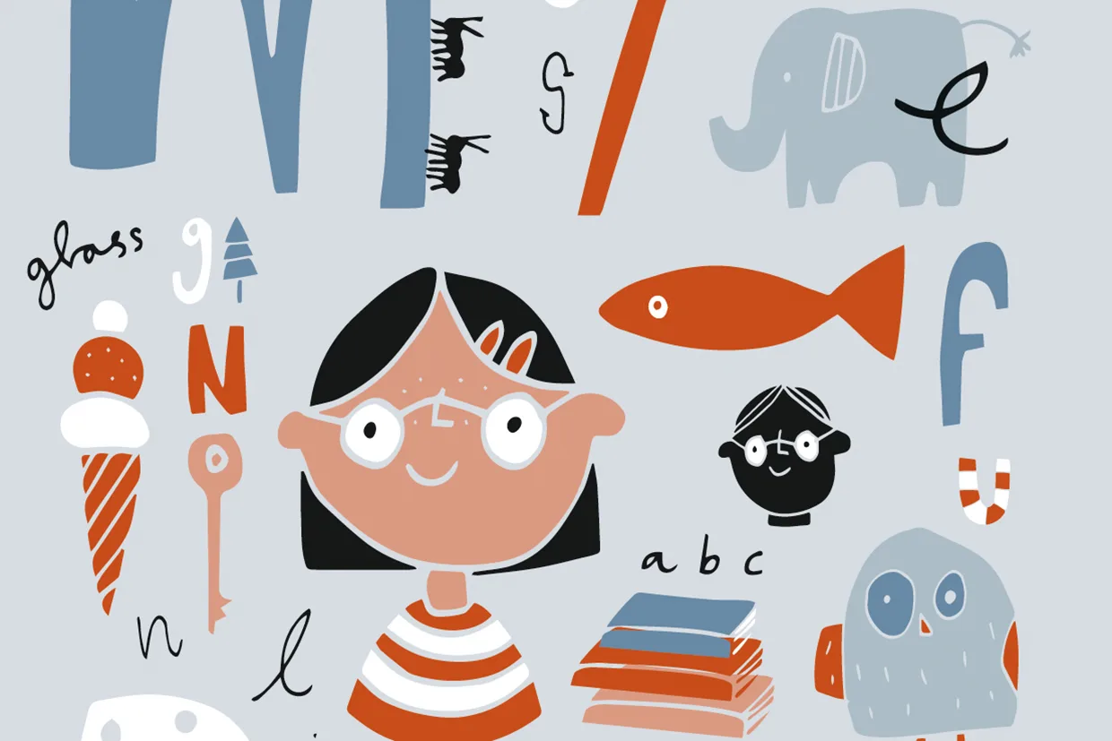 Illustration av en leende flicka med glasögon, böcker, fisk, elefant, uggla, glass och olika bokstäver utspridda runt omkring. Färgerna är huvudsakligen grå, orange, vit och blå i en lekfull, tecknad stil.