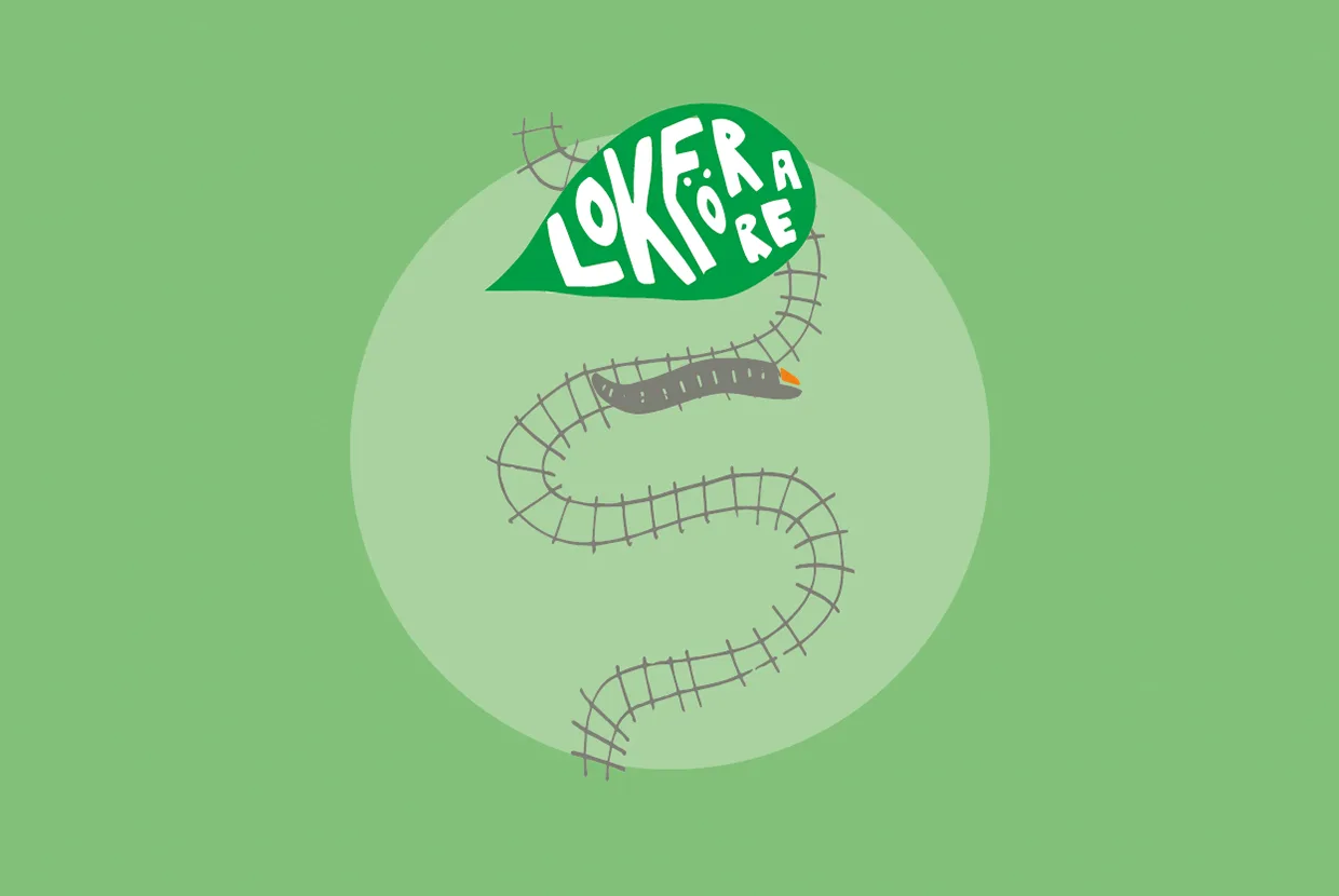 Ett grått tåg likt en orm med orange tunga slingrar sig över ett krökt järnvägsspår. Ovanför finns en grön pratbubbla med texten LOKFÖRARE i lekfulla vita bokstäver. Bakgrunden är ljusgrön.