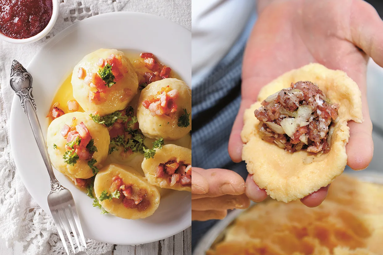 En tallrik med potatisklimpor toppade med bacon och örter, bredvid en närbild av en hand som håller i en platt deg fylld med en kött- och lökblandning, redo att formas till en klimp.