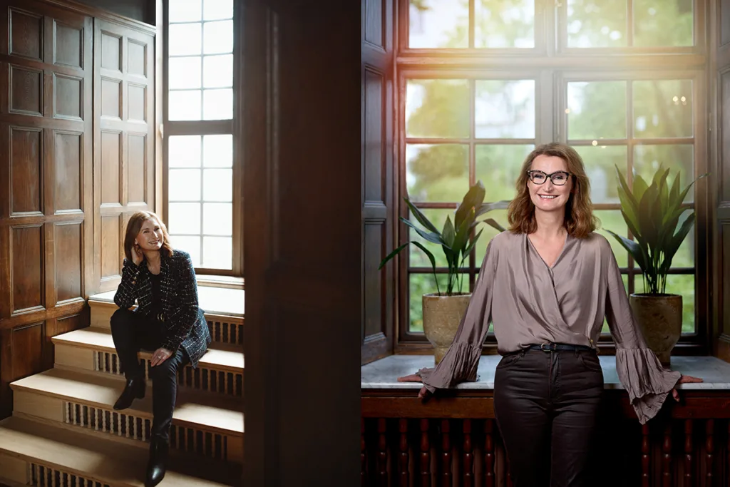 Delad bild: Till vänster sitter Viveca Sten eftertänksamt på en trätrappa vid ett högt fönster. Till höger står Viveca Sten med glasögon och ler vid ett fönster med solljus och två krukväxter, med händerna vilande på fönsterbrädan.